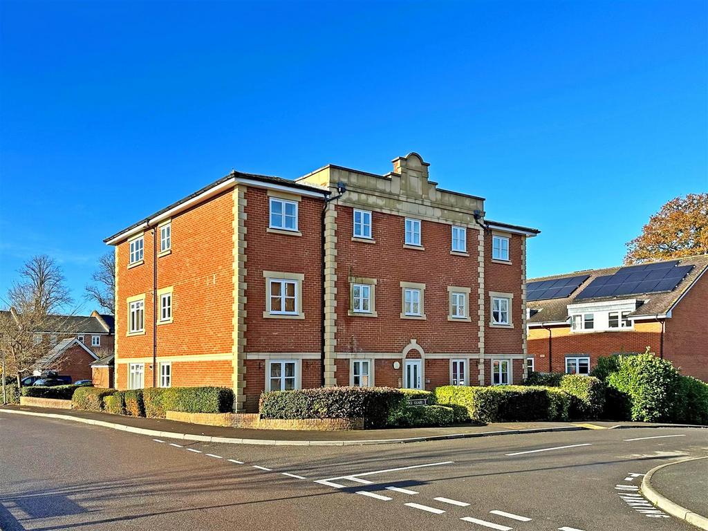 Cambridge Square, Royal Earlswood Park 2 bed flat for sale £259,000