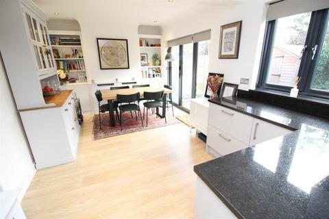 5 Hazlemere Gardens, Worcester Park, KT4 8AH