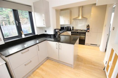 5 Hazlemere Gardens, Worcester Park, KT4 8AH