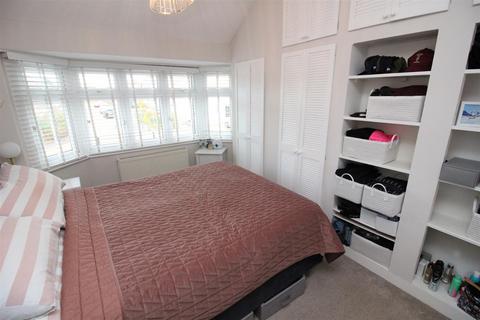 5 Hazlemere Gardens, Worcester Park, KT4 8AH