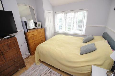 5 Hazlemere Gardens, Worcester Park, KT4 8AH