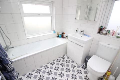 5 Hazlemere Gardens, Worcester Park, KT4 8AH