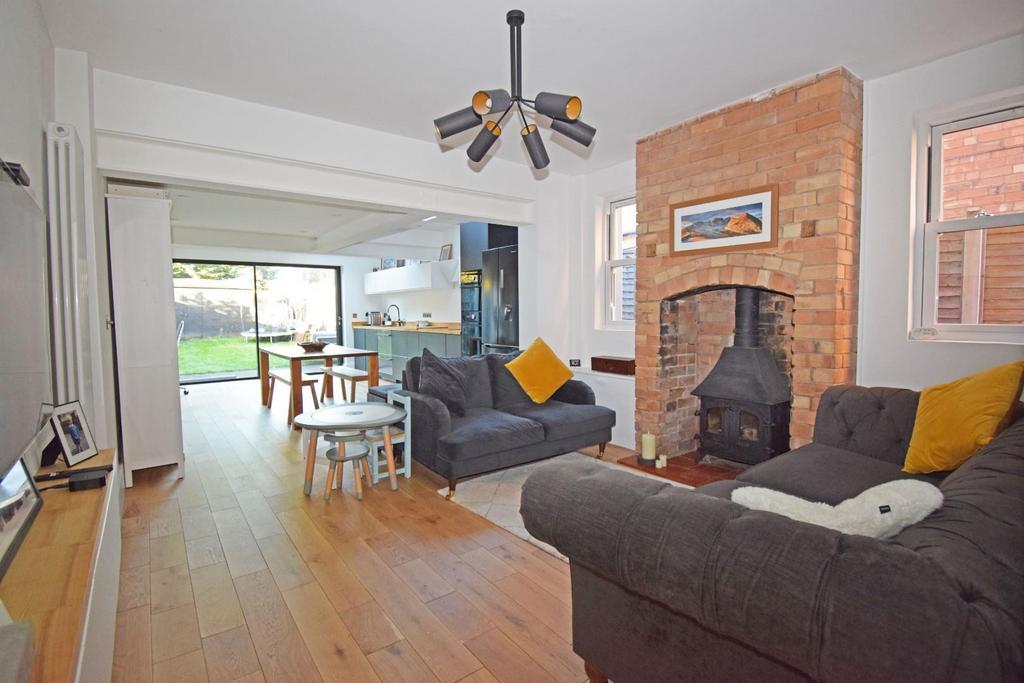 11 Brook Road, Bromsgrove, Worcestershire, B61 7DE 3 bed end of terrace
