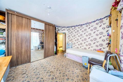 103 Dagnall Park, London, SE25 6NS