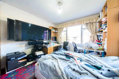 103 Dagnall Park, London, SE25 6NS