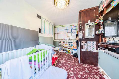 103 Dagnall Park, London, SE25 6NS