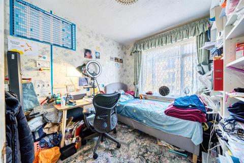 103 Dagnall Park, London, SE25 6NS