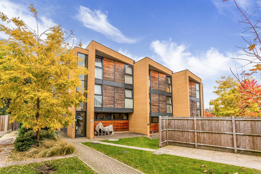 Raymond House, Old Park Road, Palmers Green 2 bed flat to rent £1,700