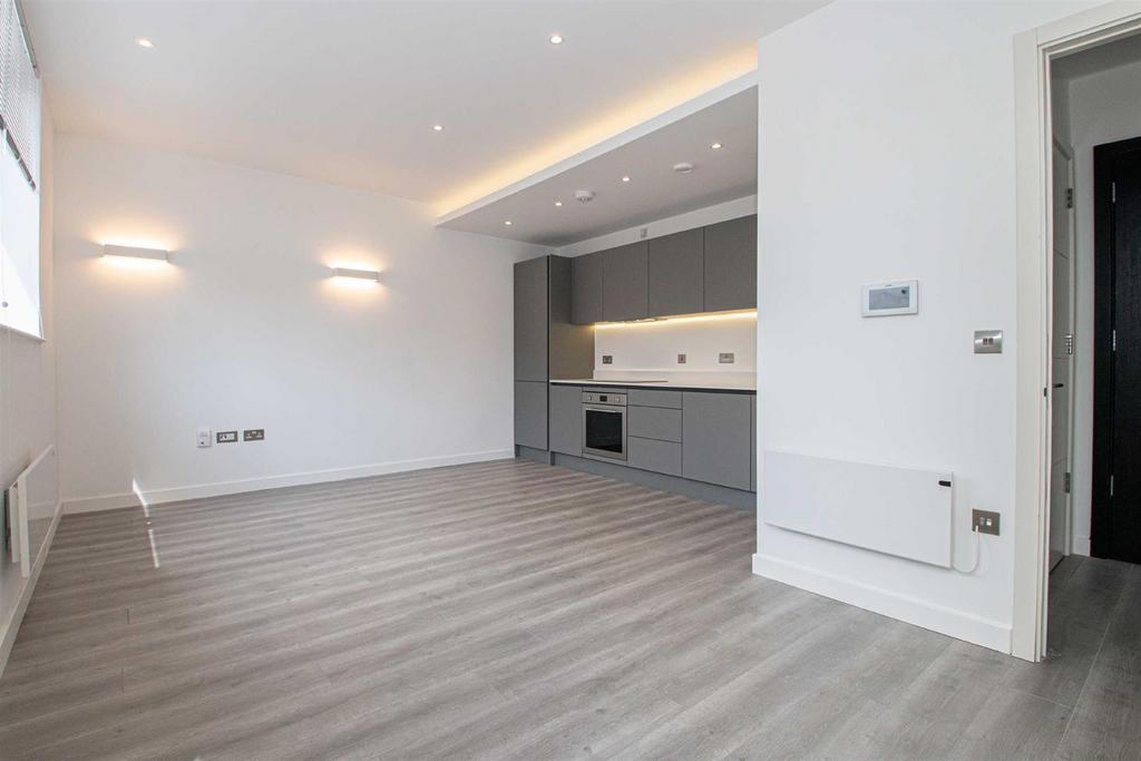 Foxhunter Drive, Linford Wood 1 bed apartment £1,095 pcm (£253 pw)