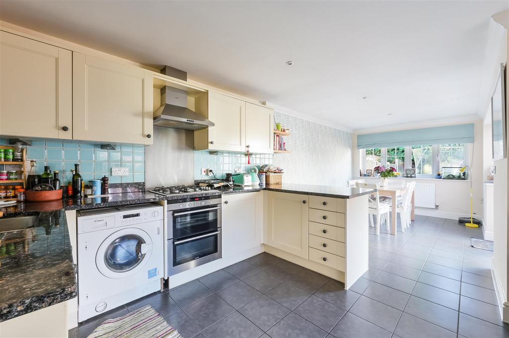 Osprey Drive, Epsom 4 bed semidetached house for sale £650,000