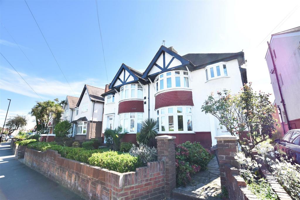 Heath Road, Hounslow 3 bed semidetached house to rent £2,300 pcm (£