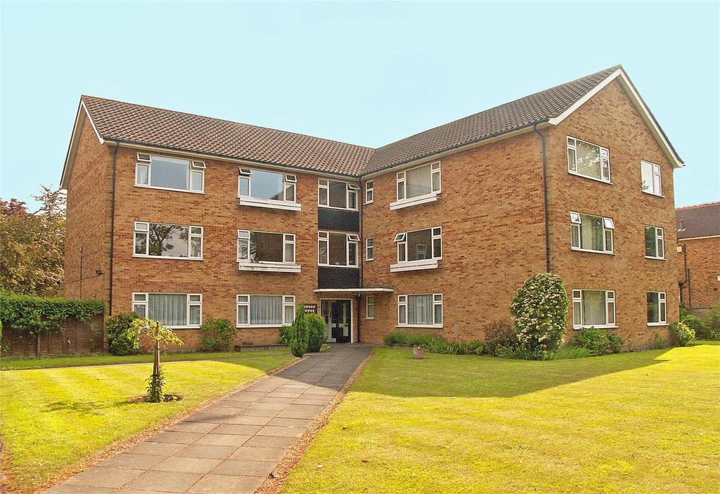 Broad Lane, Hampton 2 bed flat to rent £1,595 pcm (£368 pw)