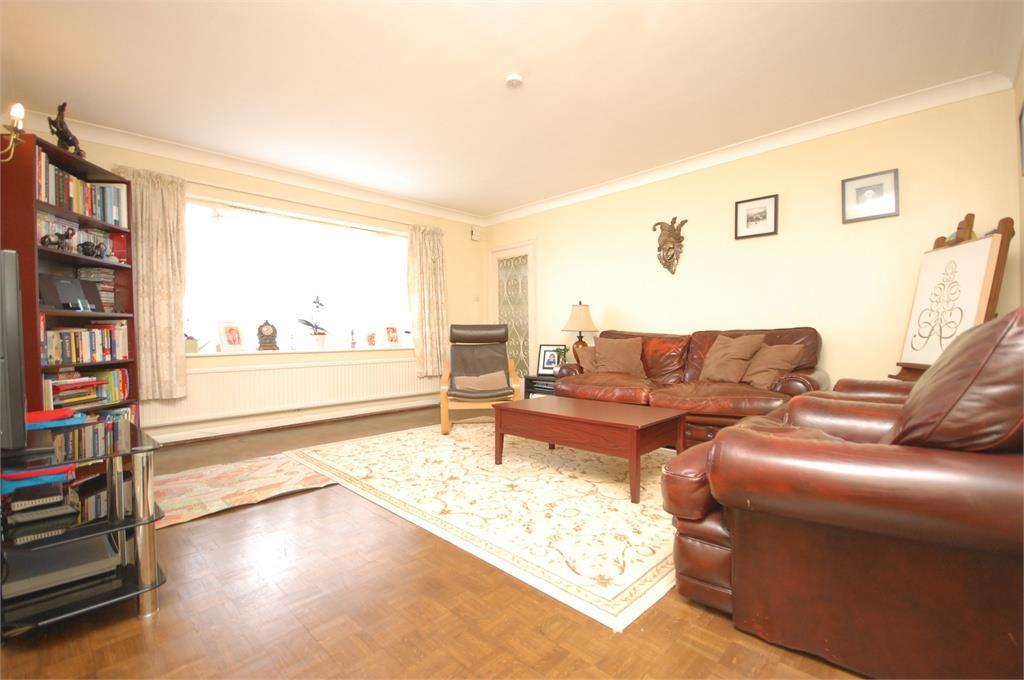 Broad Lane, Hampton 2 bed flat to rent £1,595 pcm (£368 pw)