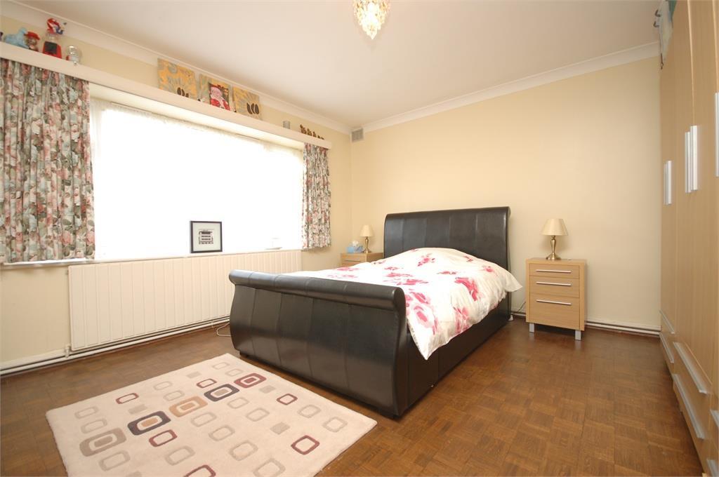 Broad Lane, Hampton 2 bed flat to rent £1,595 pcm (£368 pw)