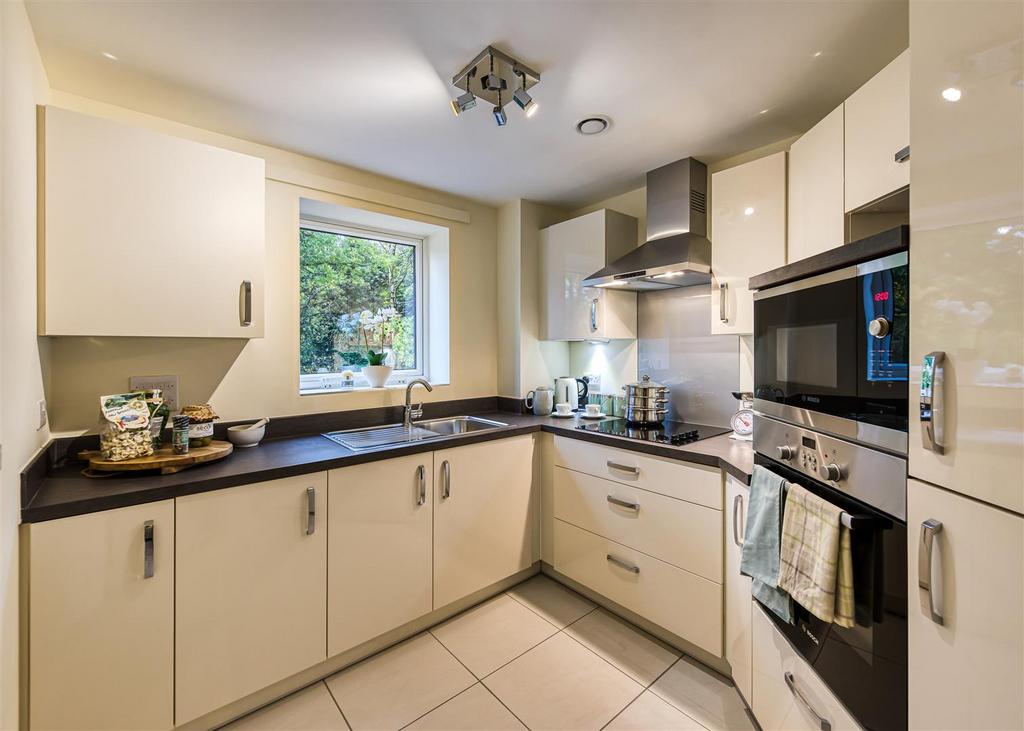 18 Thorneycroft kitchen.jpg