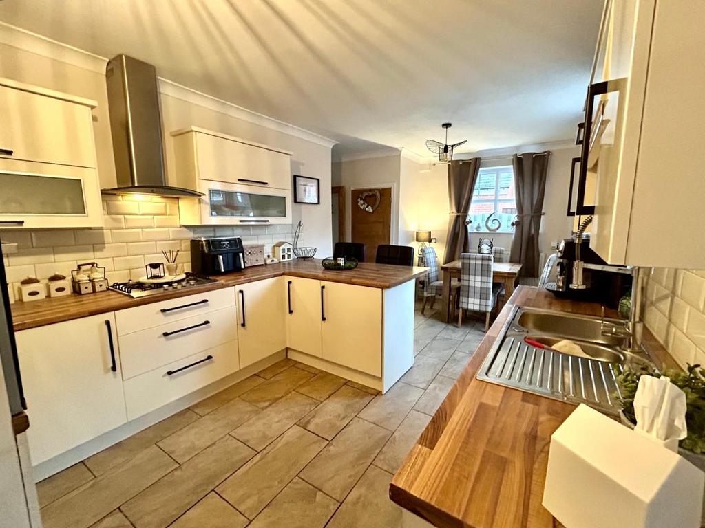 Kitchen diner 2.jpg