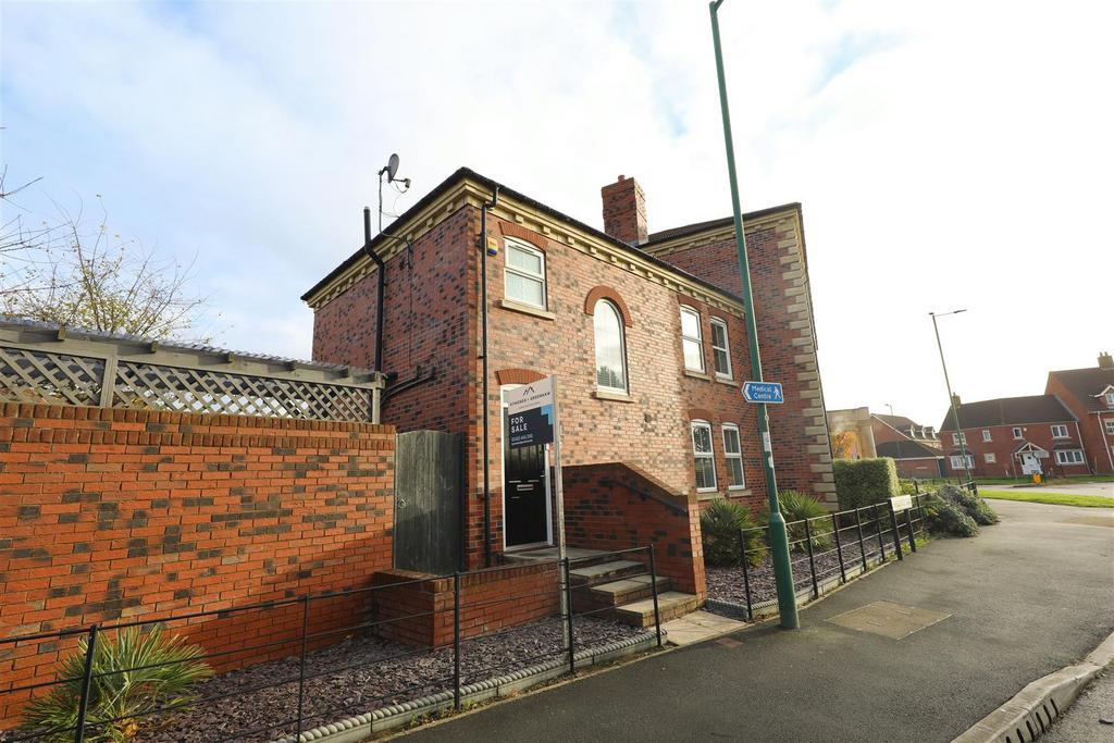 Shinewater Park, Kingswood, Hull 3 bed semidetached house for sale £