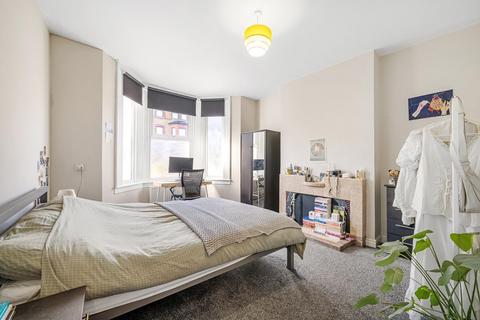 2 bedroom flat for sale, Kingswood Road, SW2