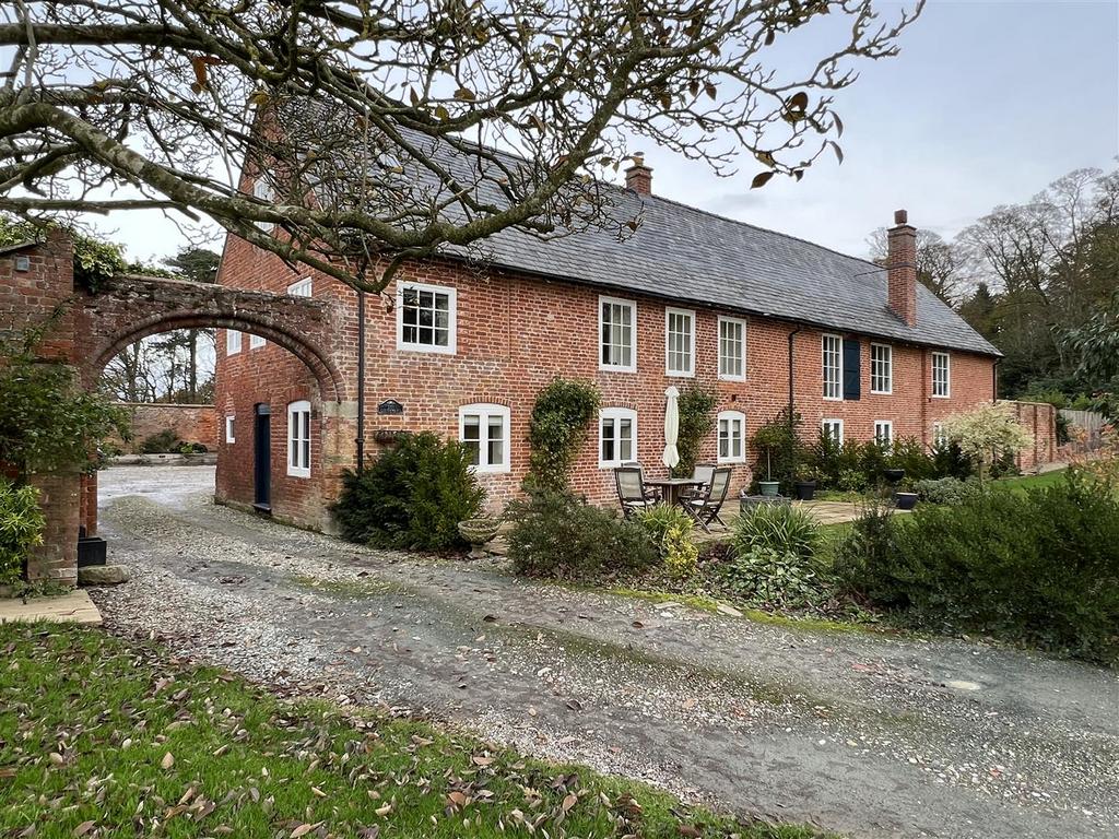 Hardwick Hall, Nr Ellesmere. 3 bed barn conversion £1,300 pcm (£300 pw)
