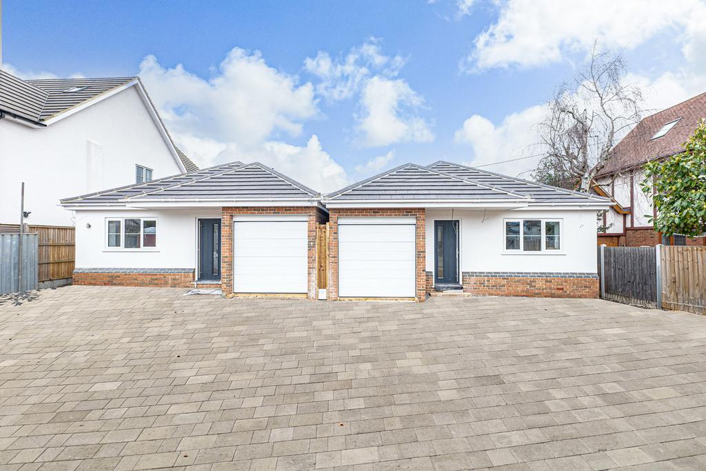 Rayleigh Avenue, Leighonsea, SS9 3 bed detached bungalow for sale £