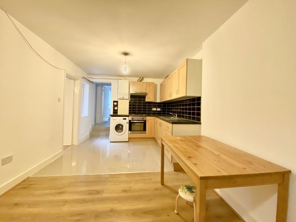 Two Bedrooms Flat Available to rent in Colliers W