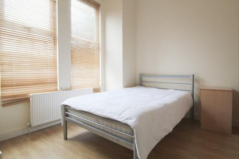 1 bedroom in a flat share to rent, London, SW19