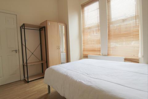 1 bedroom in a flat share to rent, London, SW19