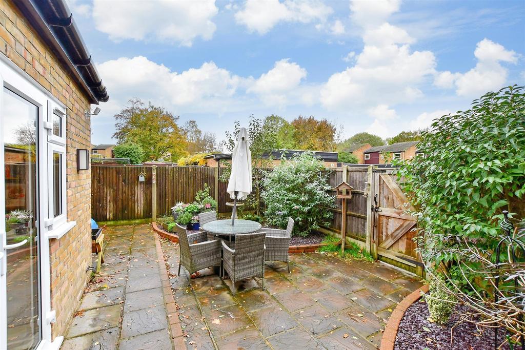 Capelands, New Ash Green, Longfield, Kent 4 bed end of terrace house for sale £475,000