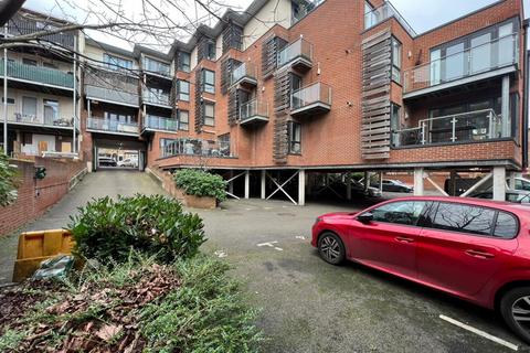 4 bedroom flat to rent, Castle Rise, Hp13
