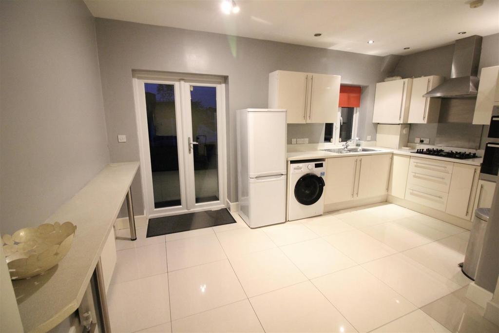 Rose Gardens Southall 3 Bed Terraced House £2 395 Pcm £553 Pw