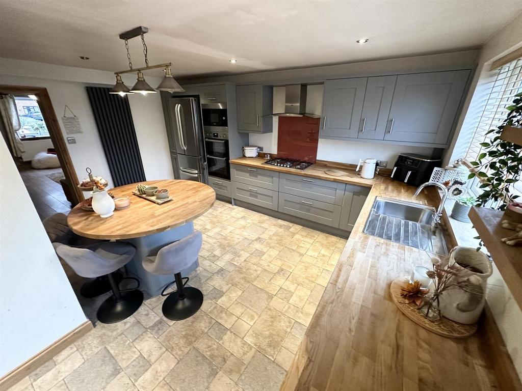 School Lane, Quedgeley, Gloucester 4 bed terraced house £325,000