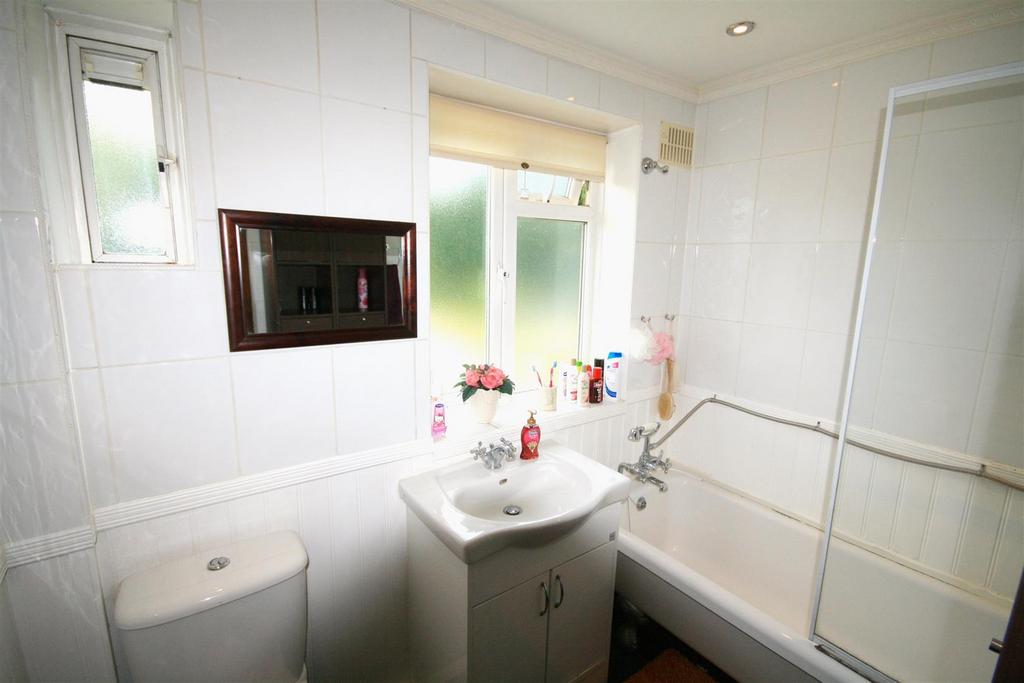 Modern bathroom: