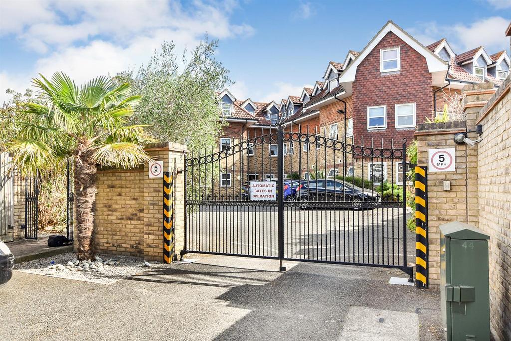 High Road, Benfleet 2 bed retirement property for sale £250,000