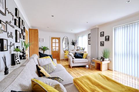 4 bedroom detached house for sale - Allen Road, Rainham RM13