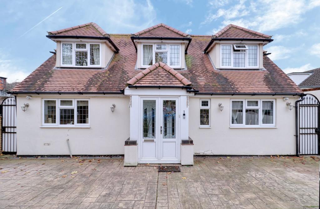 Allen Road, Rainham RM13 4 bed detached house for sale £550,000