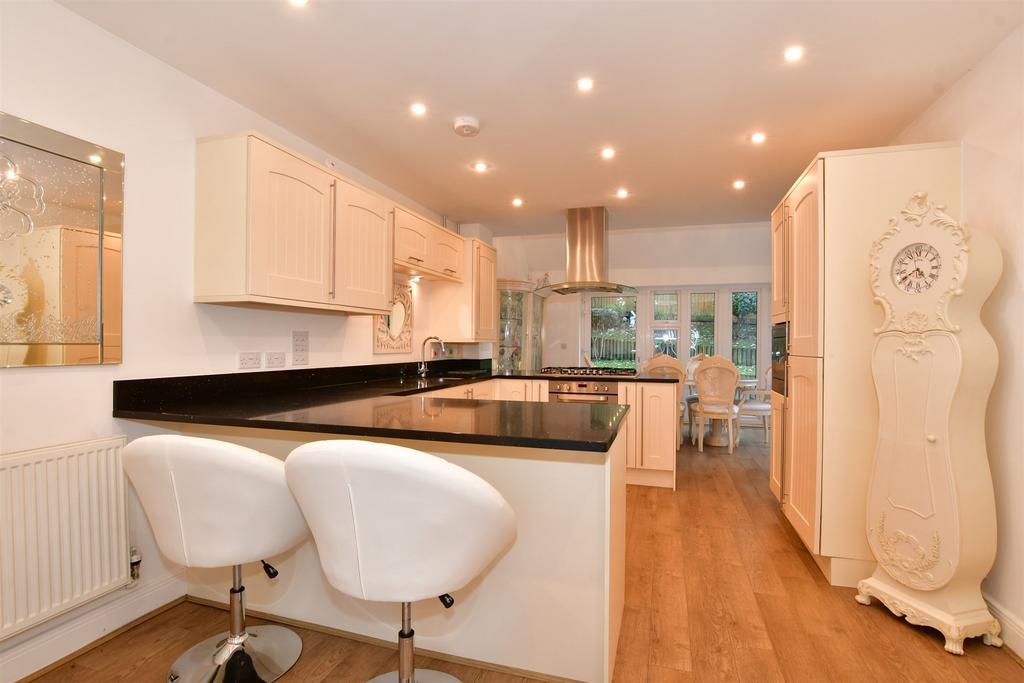 Kitchen/ Breakfast Area