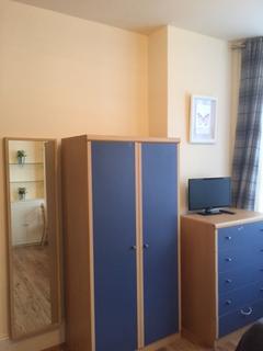 Studio to rent - James Avenue
