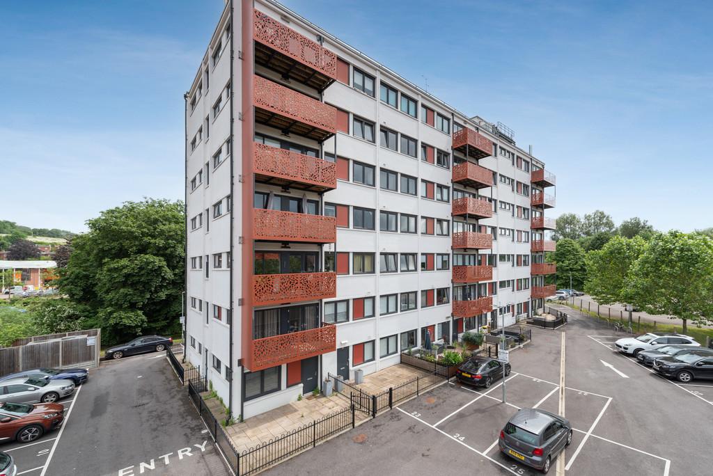Westfields House, London Road, High HP11 1HA 1 bed flat to