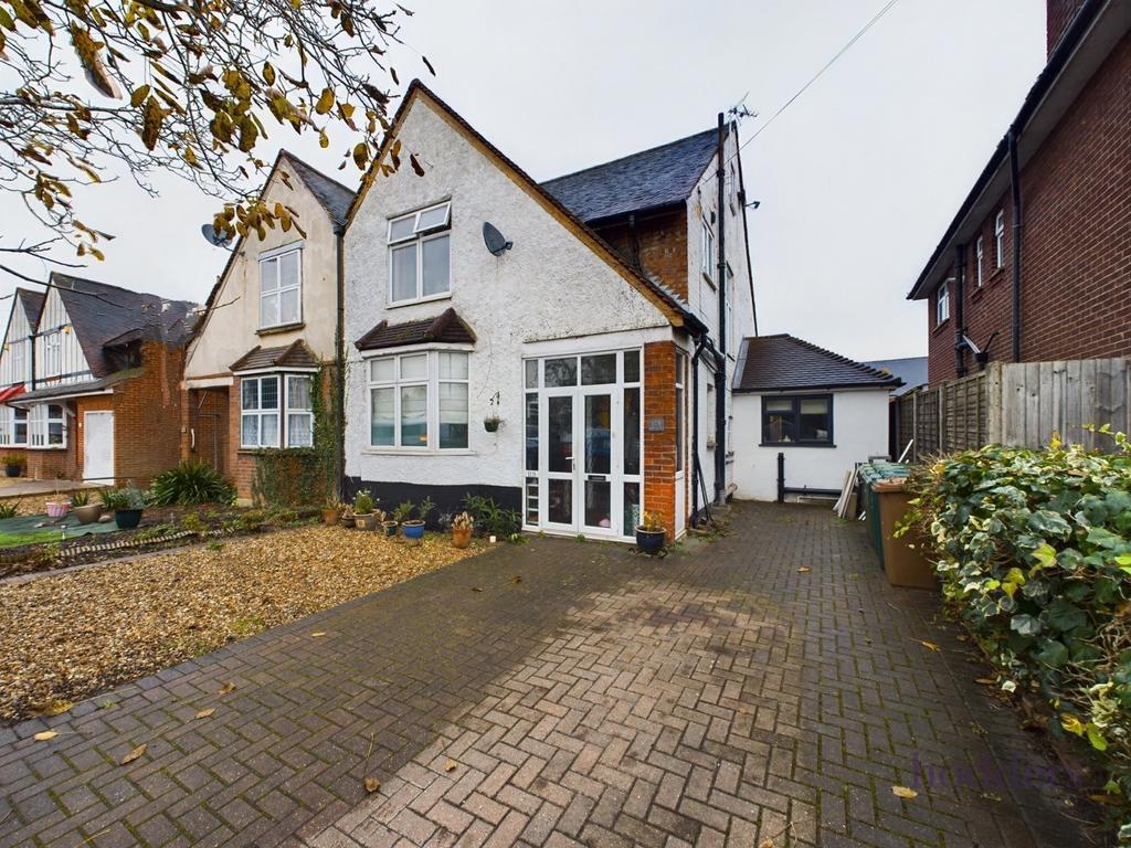 Laleham Road, StainesUponThames, Surrey, TW18 5 bed semidetached house for sale £695,000