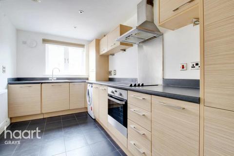 4 bedroom terraced house to rent, Draper Close, Grays