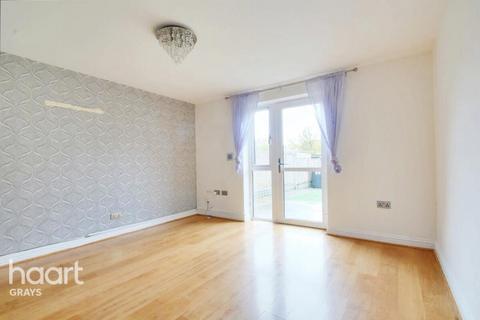 4 bedroom terraced house to rent, Draper Close, Grays