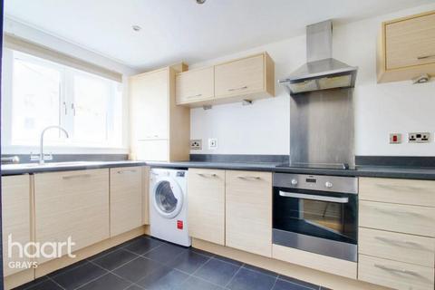 4 bedroom terraced house to rent, Draper Close, Grays