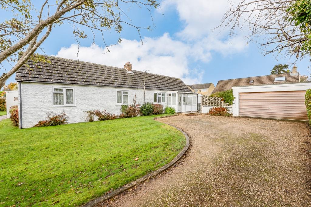 Rock Road, Carterton, Oxfordshire, OX18 3 bed detached bungalow - £400,000