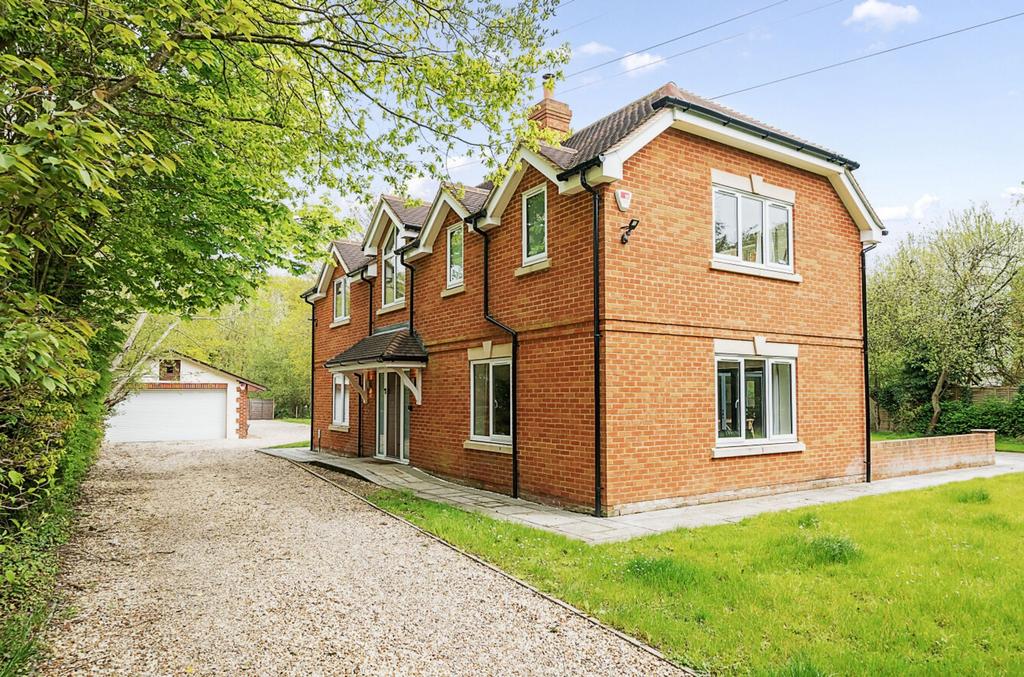 Finchampstead, Wokingham RG40 4 bed detached house for sale £1,250,000