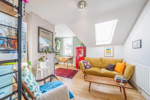 Flat D, 6 Rockmount Road, London, SE19 3ST