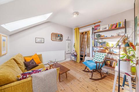 Flat D, 6 Rockmount Road, London, SE19 3ST