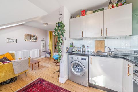 Flat D, 6 Rockmount Road, London, SE19 3ST