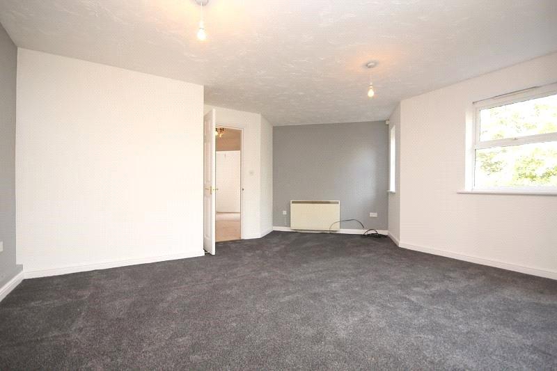 Foxglove Road, Rush Green, Romford, RM7 2 bed apartment - £1,550 pcm (£ ...