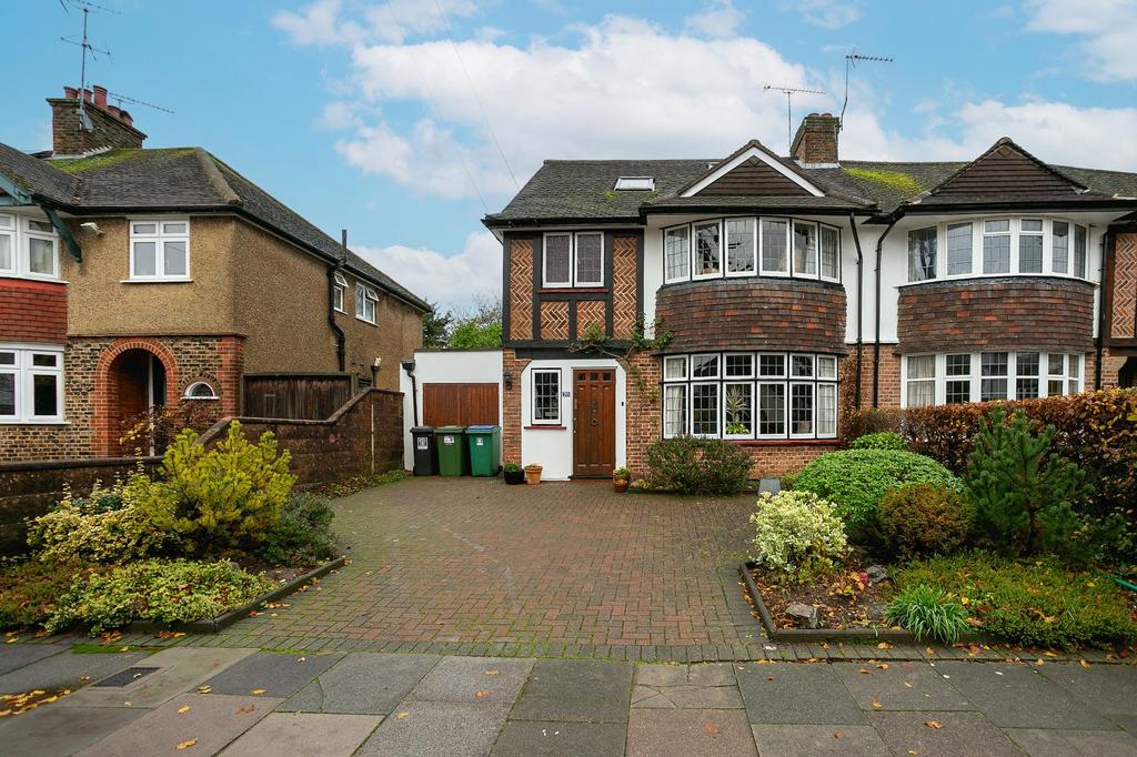 Woodland Drive, Watford, Hertfordshire, WD17 4 bed semidetached house