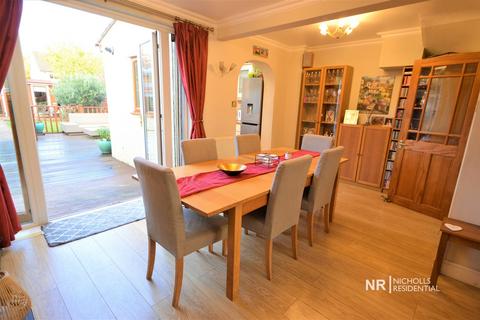 35 Bridge Road, Chessington, KT9 2RX
